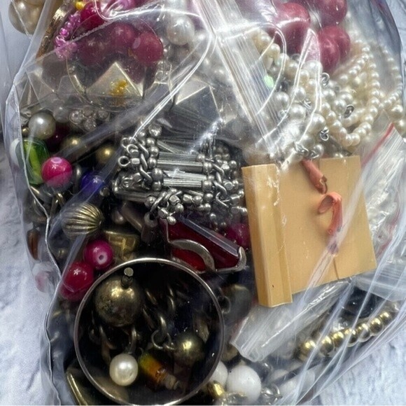 5 pounds of craft jewelry bundle vintage to current for repurpose - Picture 9 of 14
